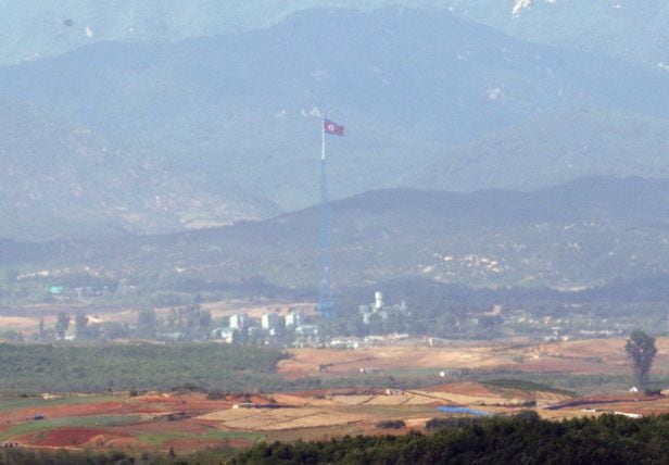지난 15일 경기 파주시 오두산 통일전망대에서 바라본 북한 황해북도 기정동 마을에 인공기가 펄럭이고 있다. /뉴스1