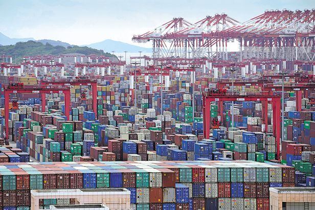 세계 최대 컨테이너 항구인 중국 상하이항에 수출품을 실은 컨테이너들이 가득 쌓여 있다. /로이터 연합뉴스
