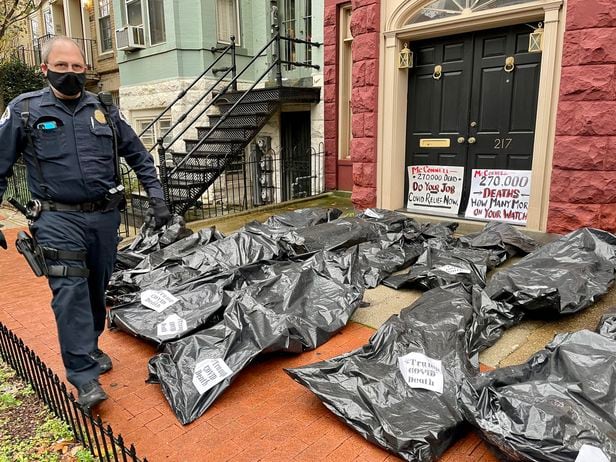 1일(현지 시각) 미치 매코넬 미국 공화당 상원 원내대표의 자택 앞에 검은색 시신가방이 십수개가 놓였다./트위터