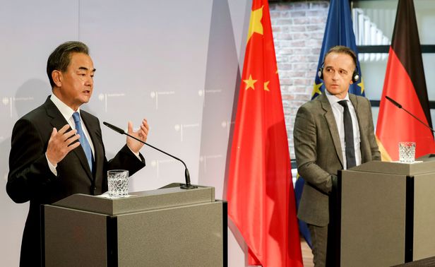 하이코 마스 독일 외무장관(사진 오른쪽)은 2020년 9월 1일 베를린에서 열린 왕이 중국 외교부장과의 공동 기자회견에서 "중국이 '홍콩 국가보안법' 을 폐지하길 바란다. 중국이 대만에 우호적인 체코를 상대로 위협을 가해서는 안 된다"며 중국을 정면 비판했다./AFP연합뉴스