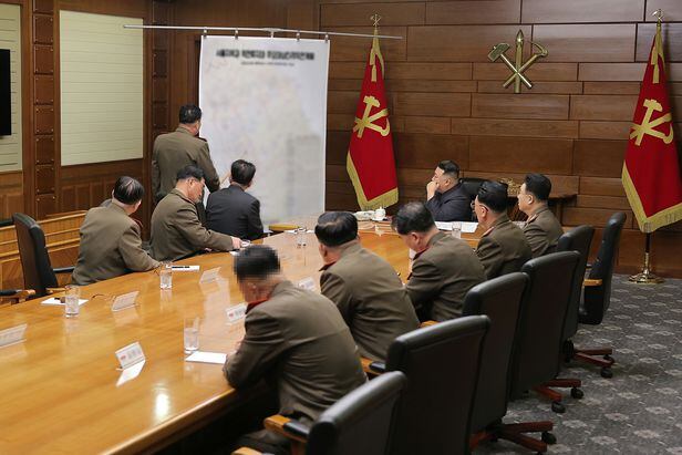 군 간부가 남한 지도를 가리키며 김정은에게 보고하는 모습. /노동신문 뉴스1