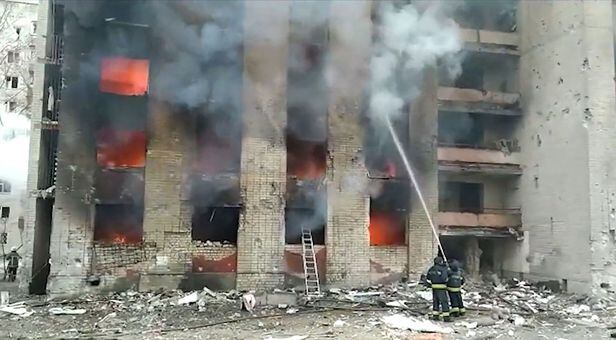 우크라이나 북부 체르니히우의 한 아파트가 러시아군의 공습으로 인해 불길에 휩싸여 있다. /우크라이나 국가비상대응청