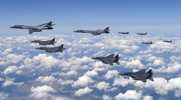 한국 공군 F-15K, 미국 공군 B-1B 전략폭격기, F-35B 전투기가 2017년 9월 18일 한반도 상공에서 한미 공군 연합 편대 훈련을 펼치고 있다. 편보현 준위가 촬영. /공군 제공