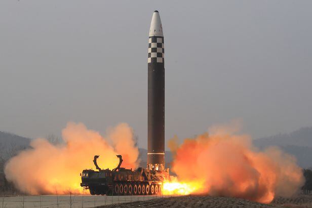 2022년3월 이동식 발사대에서 시험발사되고 있는 북한 신형 대륙간탄도미사일(ICBM) '화성-17'형 . 길이 23~24m로, 세계최대급 '괴물 ICBM'으로 불린다. /뉴스1