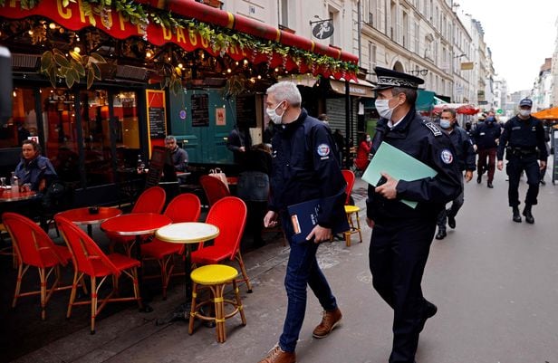 경찰관들이 파리 시내 상가를 돌면서 방역 기준을 지키는 지 여부를 점검하고 있다. 파리에서 카페와 술집은 전면 영업 금지됐다./AFP 연합뉴스