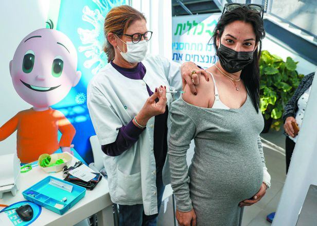 코로나 예방 백신을 맞는 이스라엘 임신부/AFP 연합뉴스