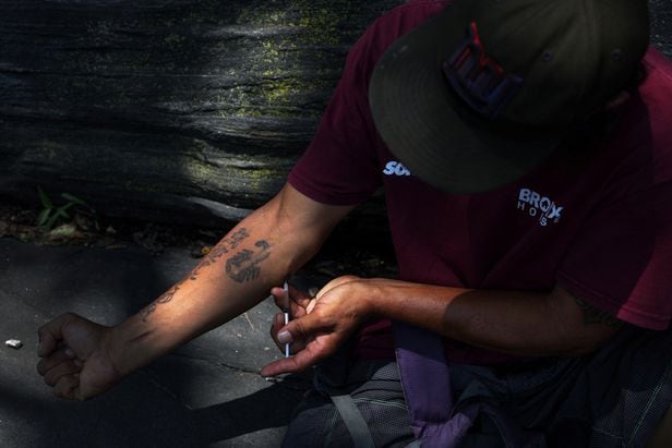 뉴욕 브롱크스 보로 공원에서 한 마약 중독자가 펜타닐과 헤로인을 섞은 약물을 자신의 팔뚝에 주사하고 있다./로이터 뉴스1  
