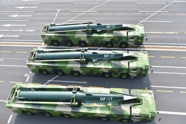 지난 2019년10월 열병식에서 첫공개된 중국 DF-17 극초음속 미사일. 유사시 마하 10의 속도로 주한미군 및 주일미군 기지를 타격할 수 있다.북한은 중-러의 극초음속 무기 기술을 활용해 단시간내 극초음속 무기를 개발할 가능성이 우려되고 있다. /연합뉴스