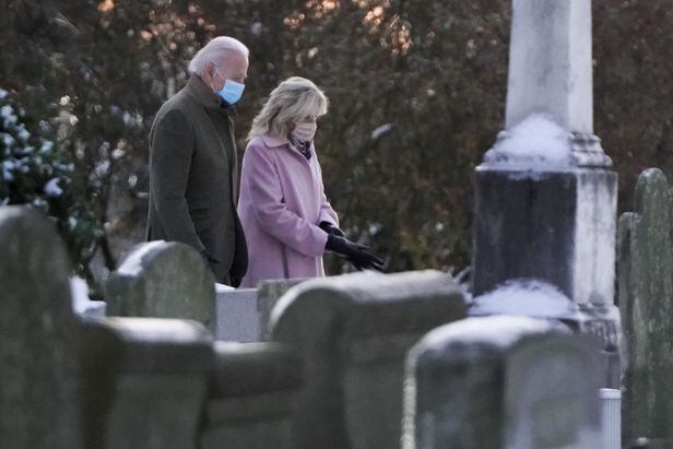 지난해 12월 18일 조 바이든 대통령 당선인이 부인 질 바이든여사와 델라웨어 윌밍턴 성 조셉 교회에 있는 첫부인 네일라와 딸 나오미의 묘를 찾아 추모하고있다. 이날은 1972년 교통사고로 사망한 첫부인과 딸의 기일이었다./AFP 연합뉴스
