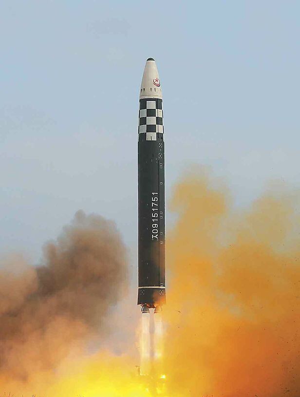 북한의 신형 대륙간탄도미사일인 화성-17형이 지난 18일 평양 순안비행장에서 화염을 내뿜으며 솟아오르고 있다. /노동신문·뉴스1