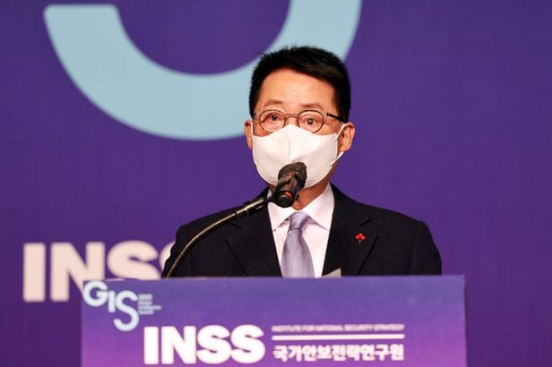 박지원 국가정보원장이 13일 서울 중구 플라자호텔에서 열린 '2021 글로벌인텔리전스서밋(GIS)'에 참석해 발언하고 있다. /국가안보전략연구원