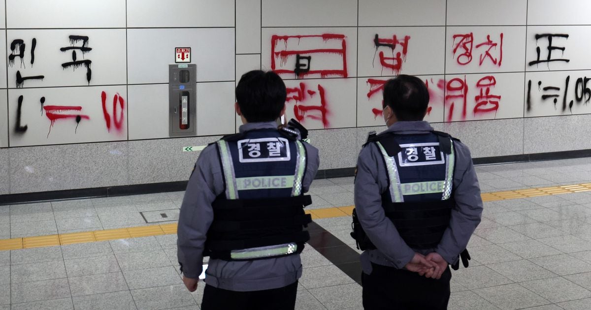 Unidentified Graffiti Found at National Assembly Station on Seoul Subway Line 9 in Yeongdeungpo-gu, Seoul – Police Investigation Underway