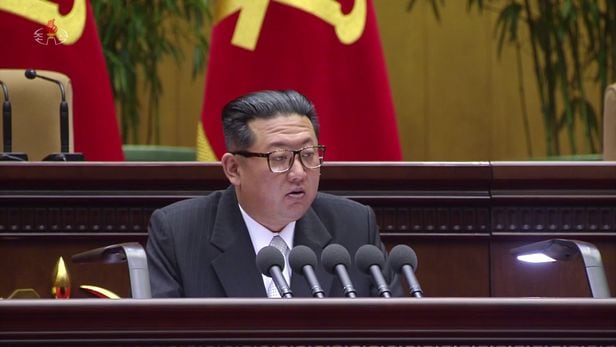 북한 조선중앙TV는 김정은 북한 조선노동당 총비서 겸 국무위원장이 지난날 28일 북한 평양에서 열린 제2차 초급당비서대회 폐회식에 참석해 폐회사를 했다고 1일 보도했다. /조선중앙TV 뉴시스