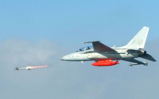 국산 T-50 훈련기가 2005년 11월 8일 공대공 미사일을 발사하고 있는 장면. 편보현 준위가 당시 미사일이 발사되는 순간을 포착 촬영했다. /공군 제공