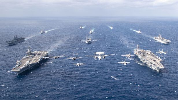 1월22일 필리핀해에서 미 핵추진 항모 칼빈슨 및 링컨함,  강습상륙함 아메리카 및 에식스함, 일본 헬기항모 휴가함 등 10척의 미일 함정들이 중국 및 북한을 겨냥한 무력시위를 벌이고 있다. /미 국방부 영상 캡쳐
