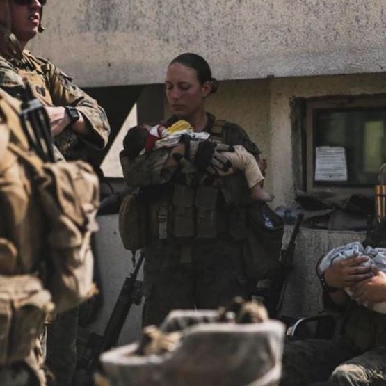카불 공항에서 아프가니스탄 아기를 돌보는 사진으로 주목을 받았던 미 해병 소속 니콜 지(23) 병장이 전사했다고 28일(현지시각) 뉴욕타임스는 전했다. /미국 국방부