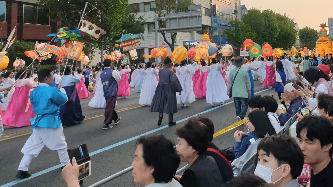 20일 오후 서울 종로구 동대문에서 종각역까지 연등행렬이 이어지고 있다. /박혜연 기자