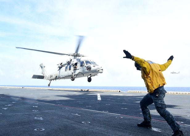 지난 2일 마라도함(LPH, 14,500톤급)에 미 해상작전헬기 (MH-60)가 착함(륙)하고 있다. /합동참모본부
