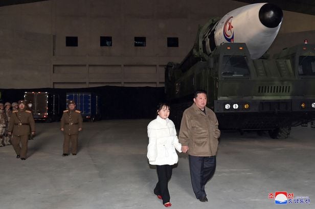 북한 김정은 국무위원장이 지난 18일 딸과 함께 신형 대륙간탄도미사일 화성-17형 시험발사 현장을 지도하고 있다. /조선중앙통신 연합뉴스
