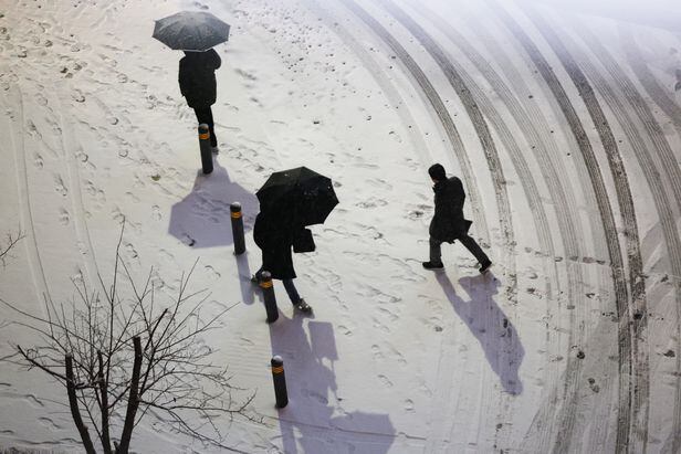 서울 전역에 대설주의보가 발효된 21일 오전 우산을 쓴 시민들이 서울 종로구의 한 거리를 지나고 있다./연합뉴스