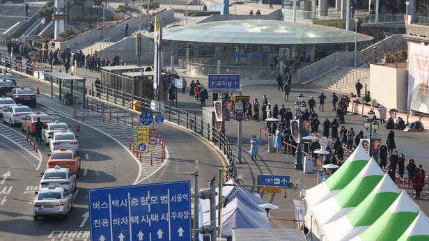 21일 오전 서울역 광장에 마련된 서울 중구 임시 선별검사소를 찾은 시민들이 길게 줄을 서서 순서를 기다리고 있다./연합뉴스