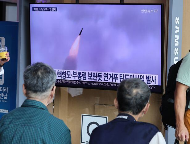 북한이 국군의 날, 동해상으로 탄도미사일 2발을 발사한 1일 서울역에서 시민들이 관련 뉴스를 티비로 시청하고 있다. 2022.10.1 /연합뉴스
