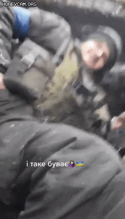 우크라이나 병사로 추정되는 남성이 총알이 박힌 스마트폰을 꺼내보였다. /레딧