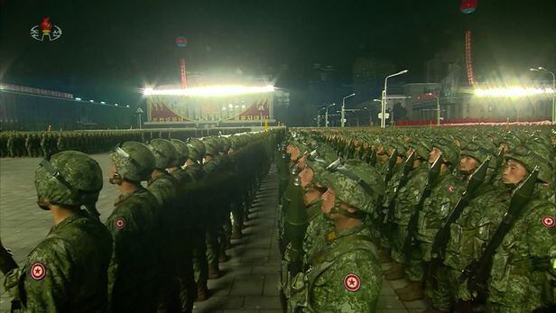 지난 14일 북한군 열병식에서 첫 등장한 RPG-7 개량형 대전차 로켓.  개머리판을 장착해 후폭풍을 없애는 등 성능을 대폭 개량한 것으로 추정된다. /조선중앙TV 연합뉴스