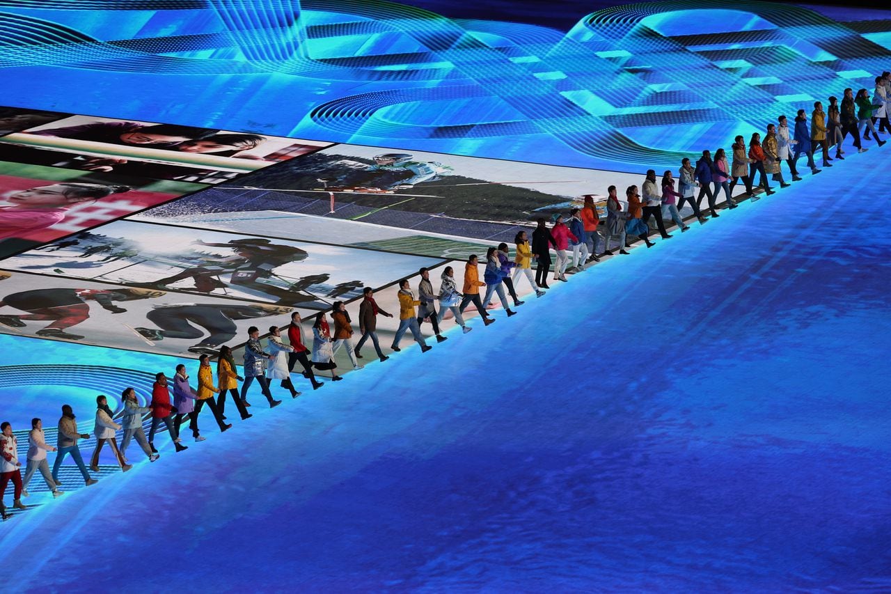 4일 오후 중국 베이징 국립경기장에서 열린 2022 베이징 동계올림픽 개회식에서 사람들에게 보내는 헌사 공연이 펼쳐지고 있다. 2022.2.4    /연합뉴스