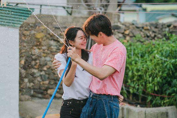 공진에서 행복한 시간을 보내는 혜진(왼쪽)과 두식./tvN
