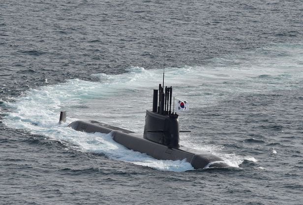 항해중인 해군의 3000t급 잠수함 '도산안창호함'.  잠수함발사탄도미사일(SLBM) 탑재 수직발사관 6기를 장착하고 있다. /뉴스1