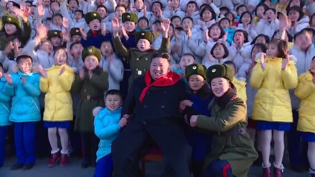 북한 김정은이 조선소년단 대회 참석자들과 기념촬영을 했다고 북한 조선중앙통신이 1일 보도했다./조선중앙통신 뉴시스