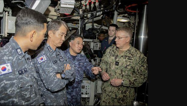 한국 해군 잠수함사령관 이수열 소장과 미 7잠수함전단장 릭 시프 준장, 일본 해상자위대 잠수함함대사령관 타와라 타테키 중장이 지난달 18일 미국 괌 미군 기지를 방문해 SSBN '메인함'에 승함해 이야기를 나누고 있다./미 국방부·DVIDS 제공