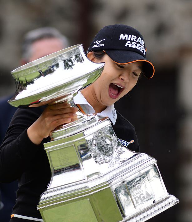 김세영이 KPMG 여자 PGA 챔피언십(총상금 430만달러)에서 우승한 뒤 트로피를 들어 올리며 기뻐하고 있다./USA TODAY Sports  연합뉴스