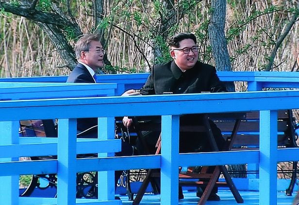 2018년 4월 27일 문재인 당시 대통령과 김정은 북한 국무위원장이 기념식수 후 도보다리에서 독대하는 모습. /뉴스1