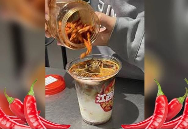 중국의 한 커피숍이 라테에 튀긴 고추와 고춧가루를 넣어 매콤하게 만든 '고추 커피'가 출시돼 엇갈린 반응을 보이고 있다. SCMP 갈무리