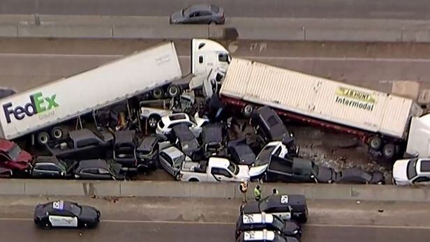 지난 11일(현지 시각) 미국 텍사스 포트워스에서 발생한 차량 추돌 사고 18륜 대형 트럭과 승용차들이 엉켜 있다. /로이터 연합뉴스