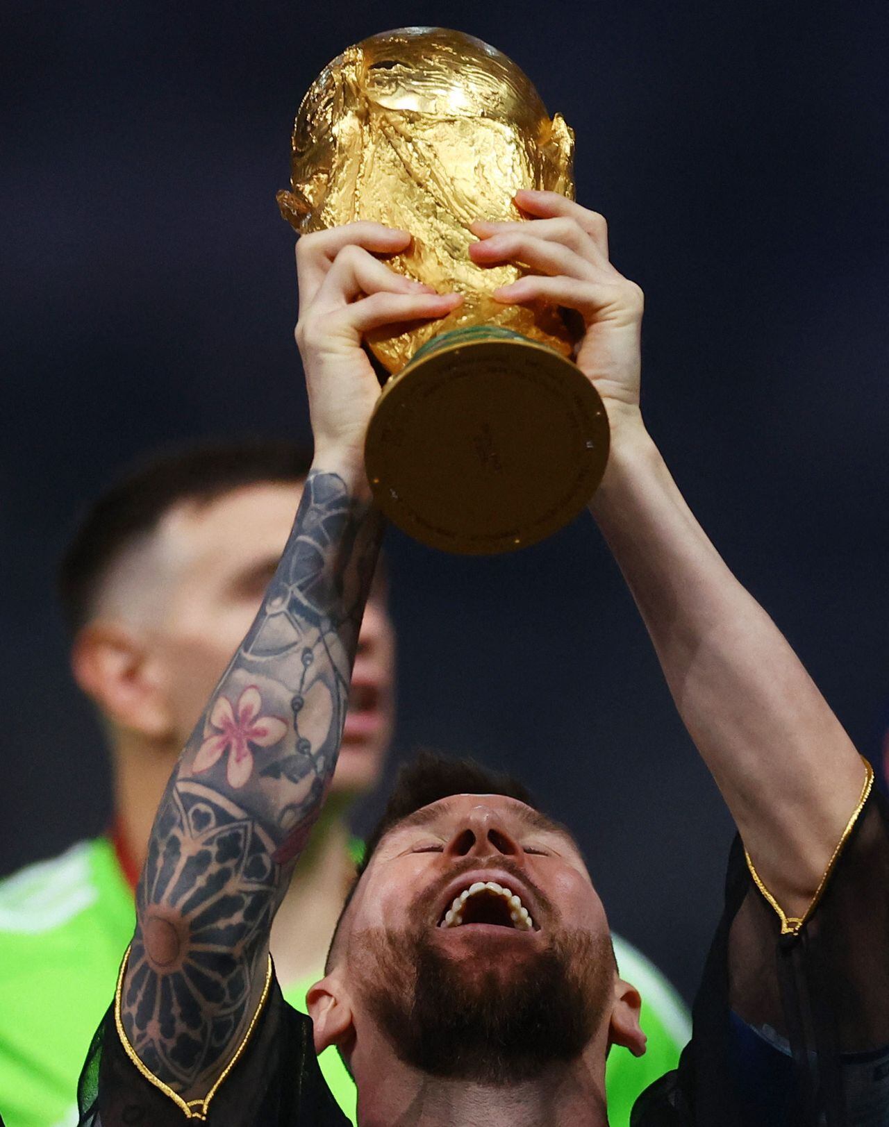 월드컵 우승 트로피를 들어올리는 리오넬 메시./로이터 연합뉴스