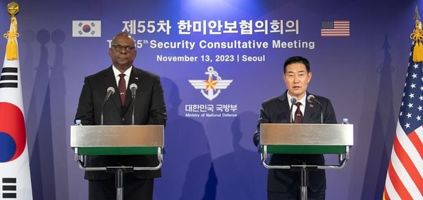 신원식 국방부 장관(오른쪽)과 로이드 오스틴 미국 국방장관이 13일 서울 용산구 국방부 청사에서 열린 '제55차 한미안보협의회의(SCM)'를 마친 뒤 공동기자회견을 하고 있다./국방부 