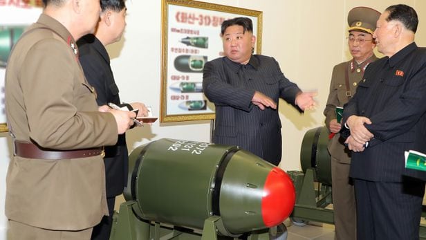 북한 김정은 노동당 총비서가 27일 핵무기병기화사업을 지도했다고 당 기관지 노동신문이 28일 보도했다. 김 총비서는 "언제 어디서든 핵무기를 사용할 수 있게 완벽하게 준비되어야 한다"면서 핵무기 보유량을 기하급수적으로 늘릴 것을 재차 지시했다. 신문은 '화산-31'로 명명된 것으로 보이는 새 핵탄두가 대량생산된 모습도 전격 공개했다./노동신문 뉴스1