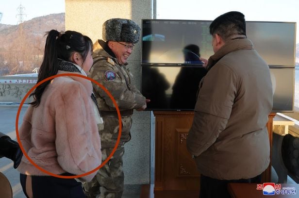 18일 김주애가 크림색 모피 재킷을 입고 김정은과 함께 ICBM 발사 현장을 참관하고 있다. /조선중앙통신 연합뉴스