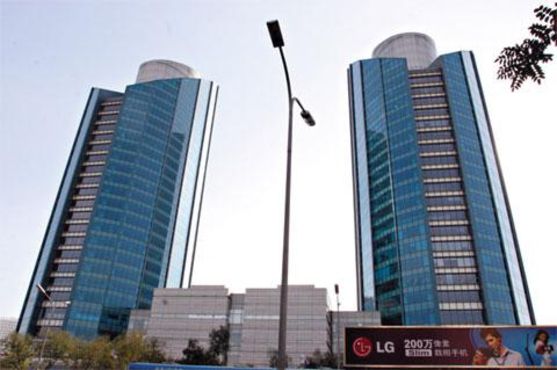 LG전자가 2020년 2월 매각한 중국 베이징의 ‘베이징 트윈타워’.  2005년 11월 준공한 건물로 싱가포르투자청 산하 ‘리코 창안 유한회사’에 매각했다./LG 제공