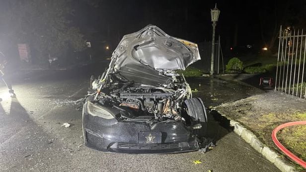 신형 모델S 플레이드가 주행 중 불이 나 전소되는 사고가 발생했다. 해당 차주의 변호인 측은 전소된 해당 차량 사진을 공개했다. /미국 법무법인 Geragos&Geragos