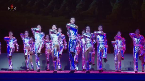 지난 13일 북한 평양체육관에서 8차 당대회 기념 공연 '당을 노래하노라'가 막을 올렸다. /조선중앙TV 연합뉴스