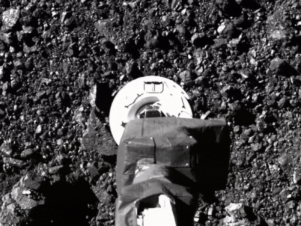 오시리스-렉스가 소행성 '베누'에서 로봇팔을 이용해 암석을 채취하는 모습. 로봇팔이 베누 표면에 닿으면 질소 가스를 방출해 표면의 암석들을 공중에 띄워 채집기로 암석들을 채취하는 방식이다. 오시리스-렉스는 10초간 암석을 채취한 뒤 다시 이륙했다. /NASA