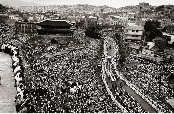 1965년 7월 27일, 이승만 대통령 장례식 모습. 영결식이 열린 서울 중구 정동제일교회에서 남대문과 제1한강교를 지나 동작동 국립묘지까지 100만명의 시민들이 거리에 나와 고인을 애도했다./공보처