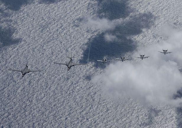 미군의 전략폭격기 B-1B와 지상 공격기 A-10이 지난 9일(현지시각) 태평양 지역에서 합동 훈련을 하고 있다. /미 국방부