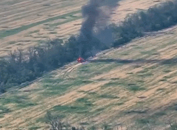 우크라이나군에게 공격당한 러시아군 탱크가 불타는 모습. /@UAWeapons 트위터