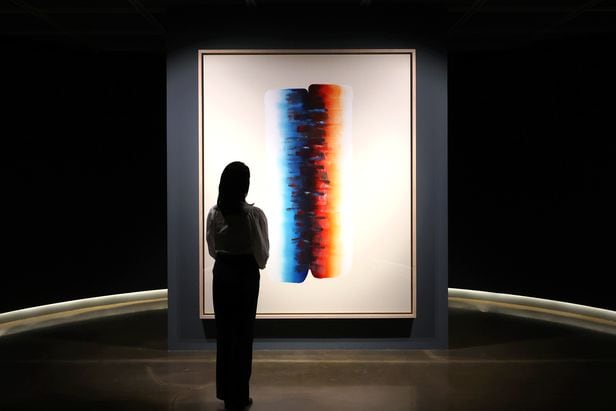 단독 공간에 설치된 이우환의 '대화'(2020). 붉은색과 파란색의 강렬한 색채 대비가 돋보이는 대형 작품이다. /뉴시스