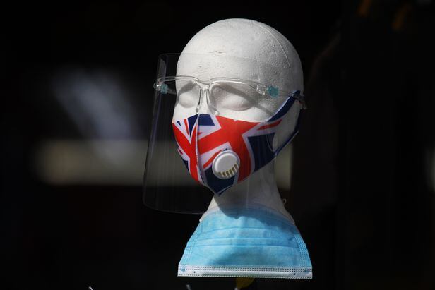 런던 옥스퍼드 거리의 한 상점에서 마네킹에 유니언잭(영국 국기) 문양의 마스크를 씌워 놓은 모습/EPA 연합뉴스